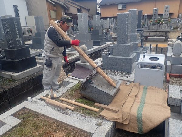 台石は吊り棒であげます