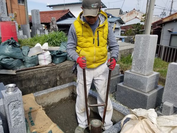 砕石を全部出して手ダコで突き固めます