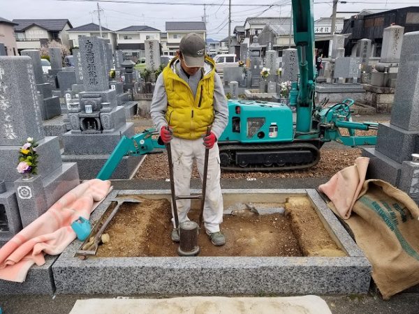 手ダコで突き固めます