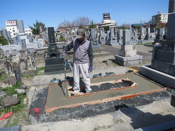 バイブレーターでしっかり空気を抜いて強い基礎コンクリートを作ります