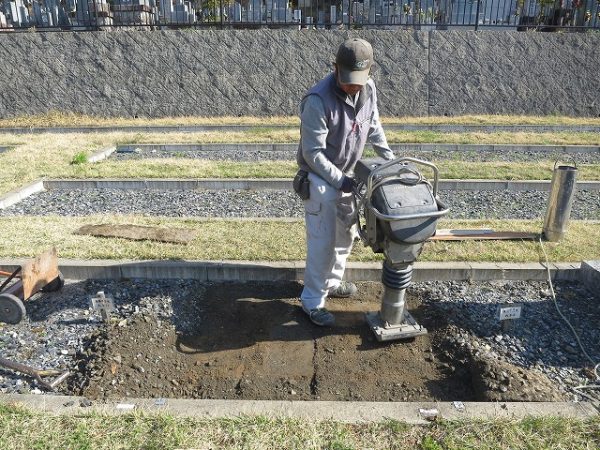 ランマーで突き固めます