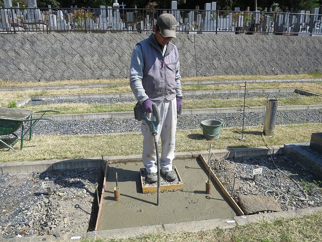 バイブレーターでしっかり空気を抜いて強い基礎コンクリートを作ります