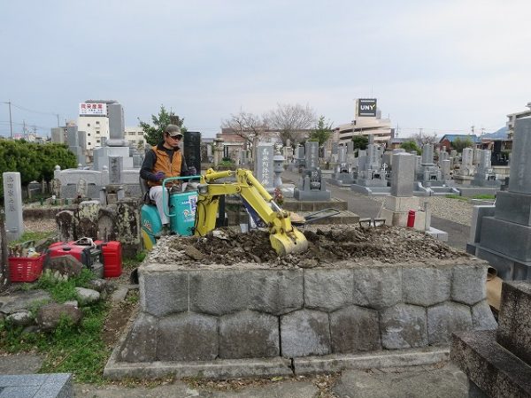 ユンボを使って土を回収