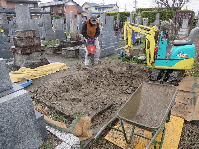 ハツリ機でコンクリートを割ります