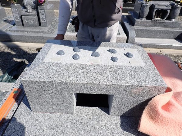 免震シリコン＋免震接着剤施工で地震対策施工2