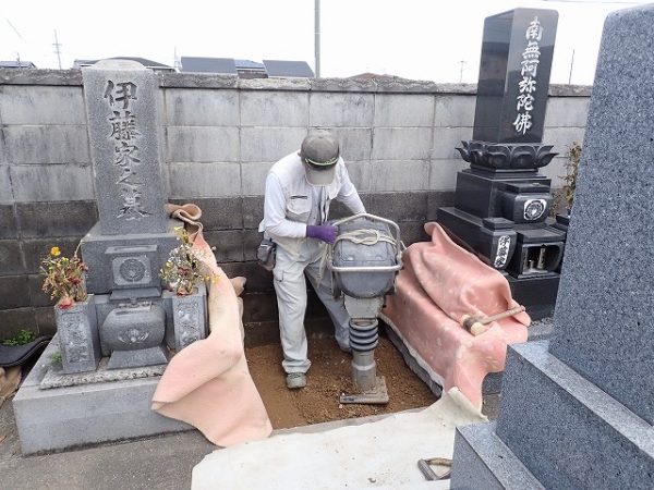 砕石で埋め戻し、ランマーで突き固めました