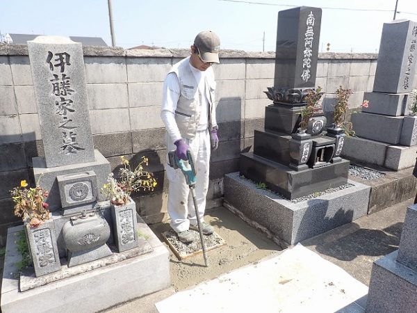 バイブレーターでしっかり空気を抜いて強い基礎コンクリートを作ります