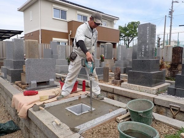 バイブレーターでしっかり空気を抜いて強い基礎コンクリートを作ります