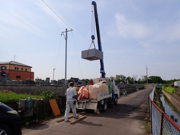 接着した外柵基礎石をクレーンで吊り上げます