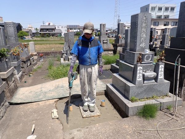 バイブレーターでしっかり空気を抜いて強い基礎コンクリートを作ります