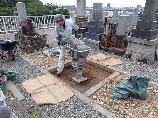 ランマーで突き固めます