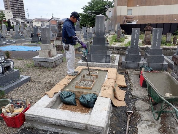 バイブレーターでしっかり空気を抜いて強い基礎コンクリートを作ります