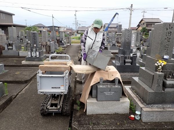 小型運搬車を使ってお墓を回収
