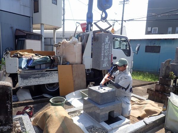 クレーンで施工しています