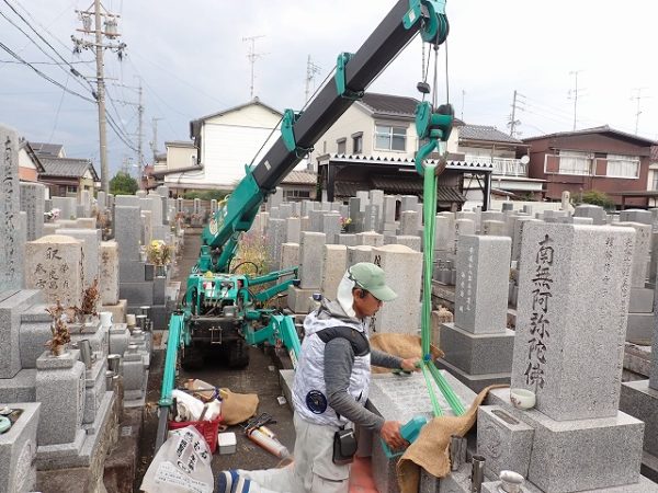 小型クレーンを使って施工