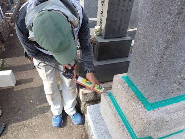 接着剤で目地をします