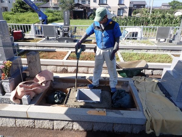 バイブレーターでしっかり空気を抜いて強い基礎コンクリートを作ります