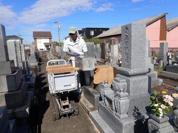 小型運搬車を使って回収