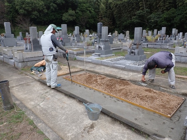 バイブレーターでしっかり空気を抜いて強い基礎コンクリートを作ります