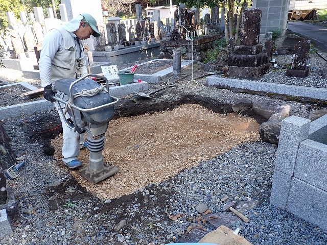 ランマーで突き固めます