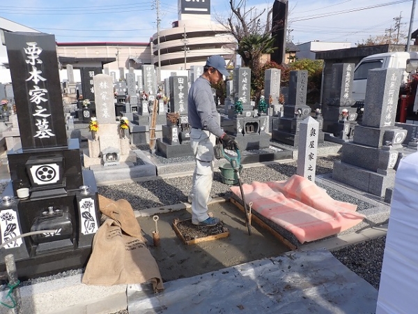 バイブレーターでしっかり空気を抜いて強い基礎コンクリートを作ります