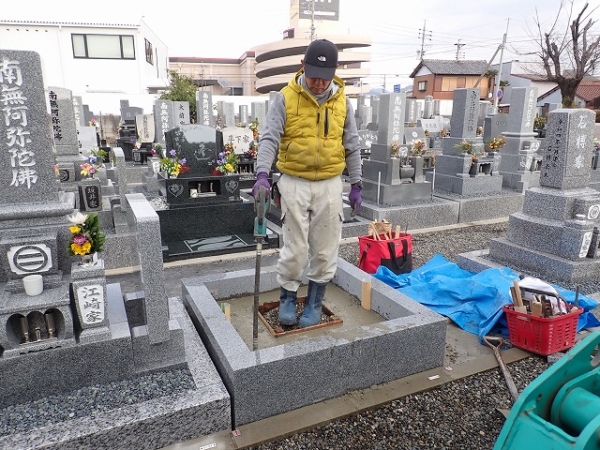 バイブレーターでしっかり空気を抜いて強い基礎コンクリートを作ります