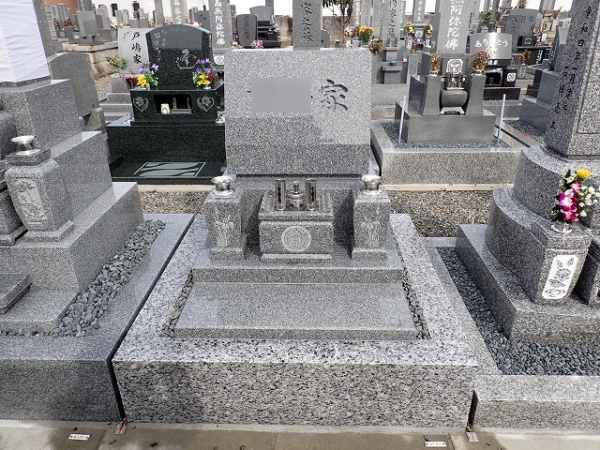 純国産天山石のデザイン墓石