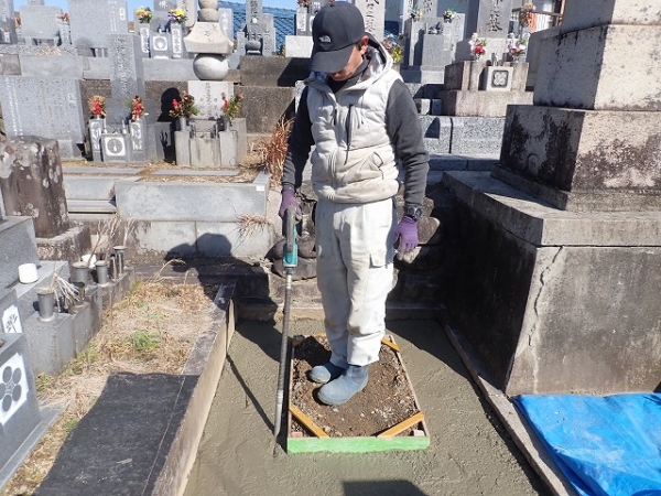 バイブレーターでしっかり空気を抜いて強い基礎コンクリートを作ります