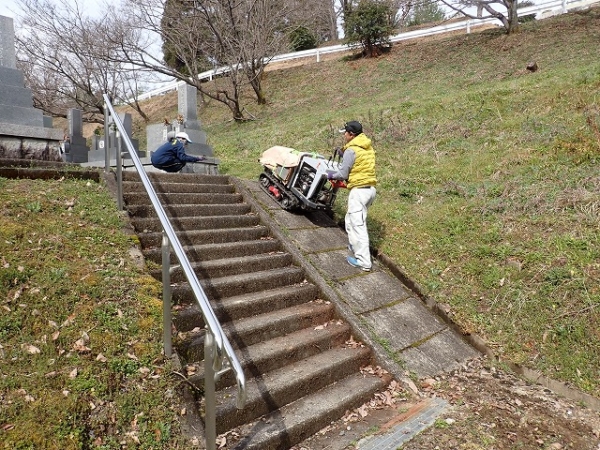 急な階段横の坂道