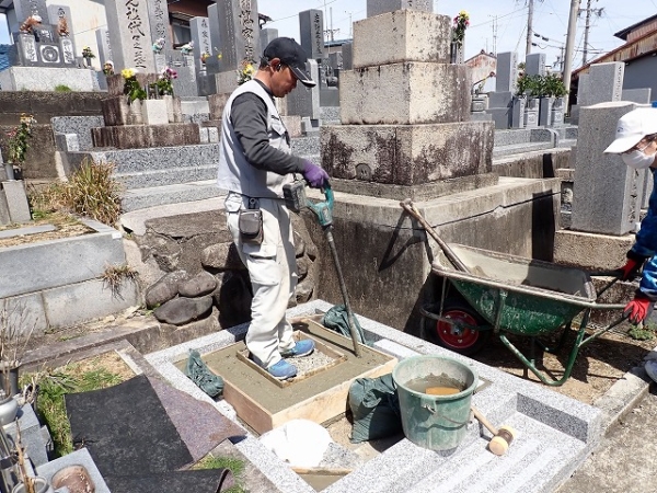 バイブレーターでしっかり空気を抜いて強い基礎コンクリートを作ります