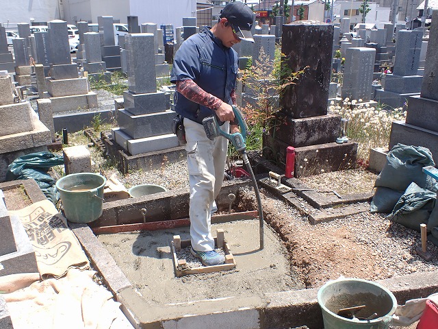 バイブレーターでしっかり空気を抜いて強い基礎コンクリートを作ります