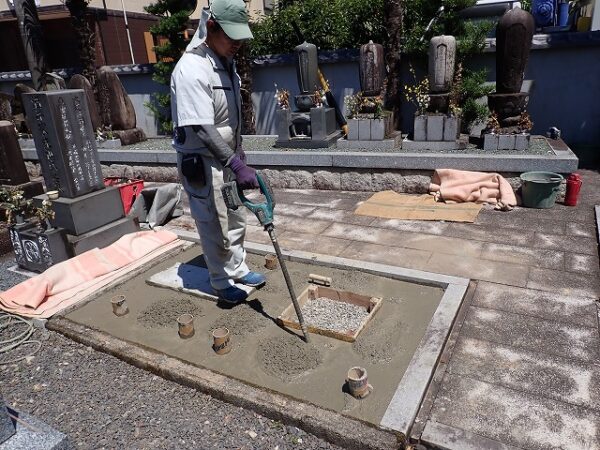 バイブレーターでしっかり空気を抜いて強い基礎コンクリートを作ります