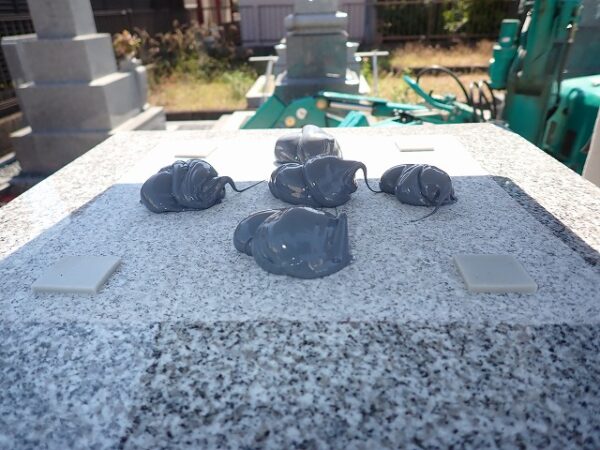 免震シリコン+免震接着剤施工で地震対策施工をしています