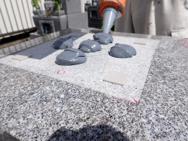 免震シリコン+免震接着剤施工で地震対策施工をしています