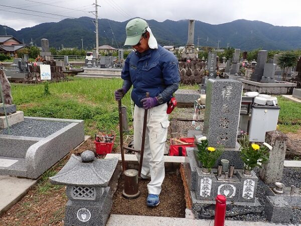 手ダコで突き固めます