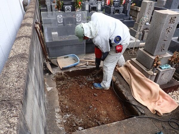 ハツリ機でブロックを割ります