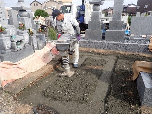 ランマーで突き固めます