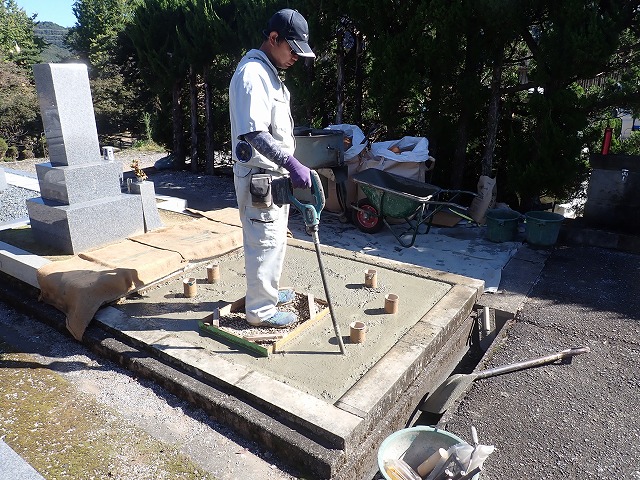 バイブレーターでしっかり空気を抜いて強い基礎コンクリートを作ります