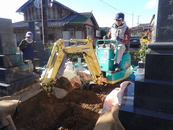 ユンボで掘ります