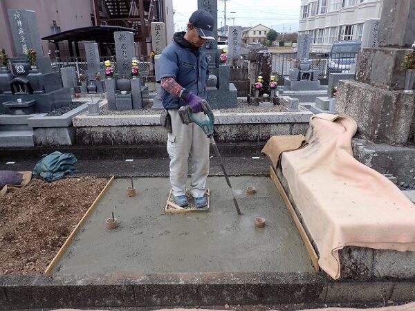 バイブレーターでしっかり空気を抜いて強い基礎コンクリートを作ります