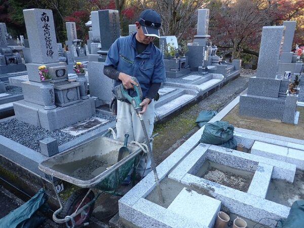 バイブレーターでしっかり空気を抜いて強い基礎コンクリートを作ります