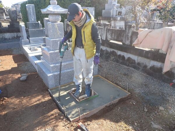 バイブレーターでしっかり空気を抜いて強い基礎コンクリートを作ります