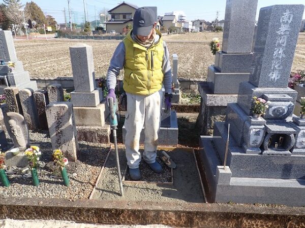 バイブレーターでしっかり空気を抜いて強い基礎コンクリートを作ります