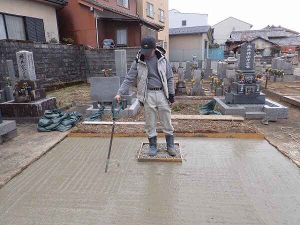 バイブレーターでしっかり空気を抜いて強い基礎コンクリートを作ります