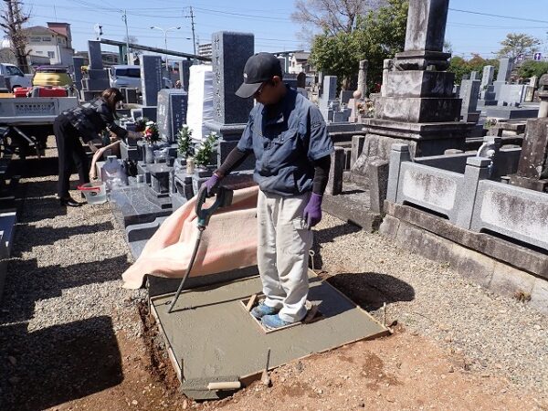 バイブレーターでしっかり空気を抜いて強い基礎コンクリートを作ります