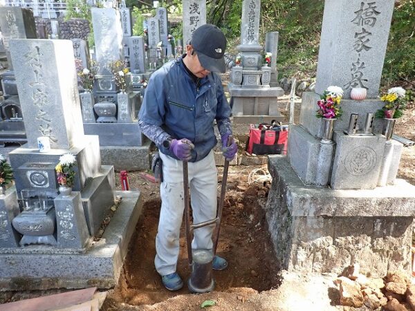 手ダコで突き固めます