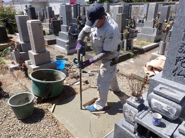 バイブレーターでしっかり空気を抜いて強い基礎コンクリートを作ります