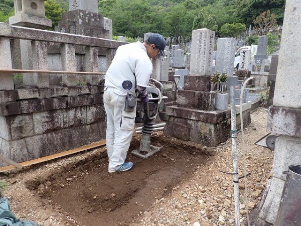 ランマーで突き固めます