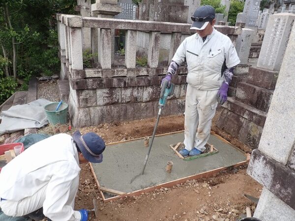 バイブレーターでしっかり空気を抜いて強い基礎コンクリートを作ります