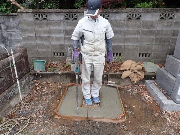 バイブレーターでしっかり空気を抜いて強い基礎コンクリートを作ります